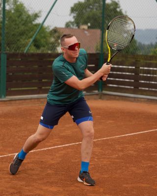 🌞 Ostrý servis, svižný krok a žádné mžourání do slunce. Se sportovními brýlemi Nandej hrajete čistě – stylově i pohodlně....