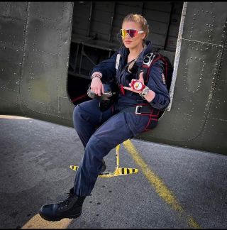 @iam_michellehill Připravená na let i na pád. Ale hlavně – připravená vidět svět ostře díky NANDEJ. 🕶️✈️