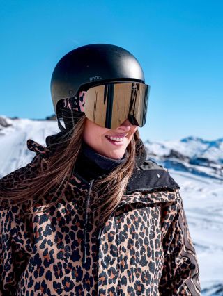 Děkujeme @monikahofmanova za tenhle zimní vibe🏂 Na svahu jí to s našimi VISTA GEPARD 🐆 sedí dokonale! 🤩