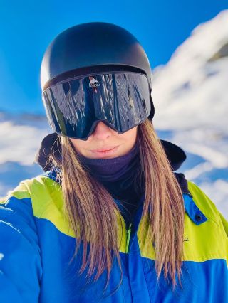 NANDEJ MOUNT - POLARIZED je novinka mezi lyžařskými brýlemi🎿 Černý design s polarizačním zorníkem ti dá maximální přehled...