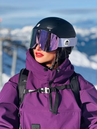 Spodní vrstva outfitu je fialová bunda od @kadu_street_fashion která díky svému střihu a barvě krásně doplňuje...