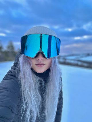 Modrá obloha, bílý sníh a brýle, které ti sednou přesně podle tvého stylu.🎿🏂 Z naší široké nabídky si vybere úplně každý -...