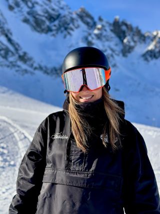 @monikahofmanova vyrazila na svah a sáhla po MOUNT – ORANGE / MIRROR. Díky za fotku 📸